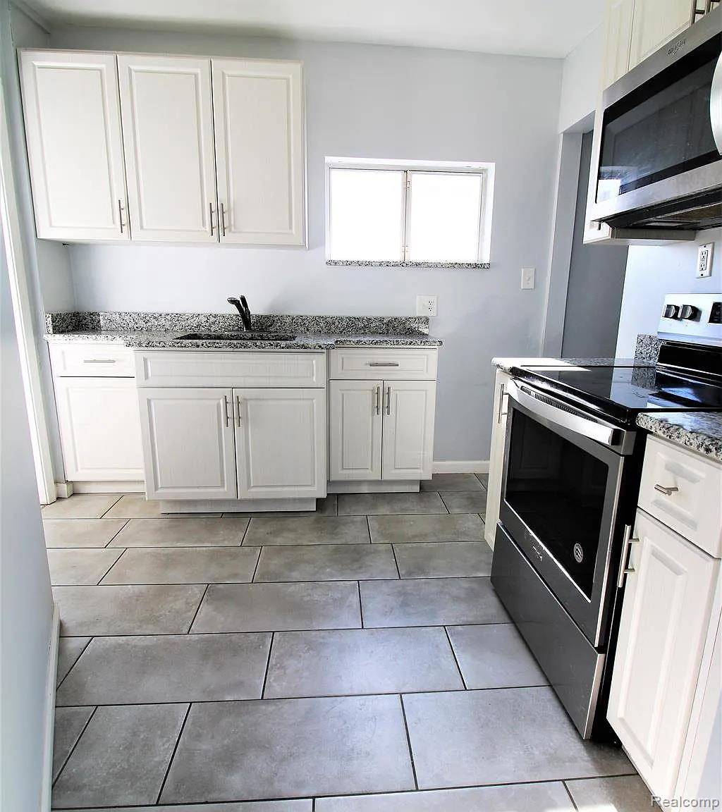 Royal Oak, MI 48067,813 S Center ST