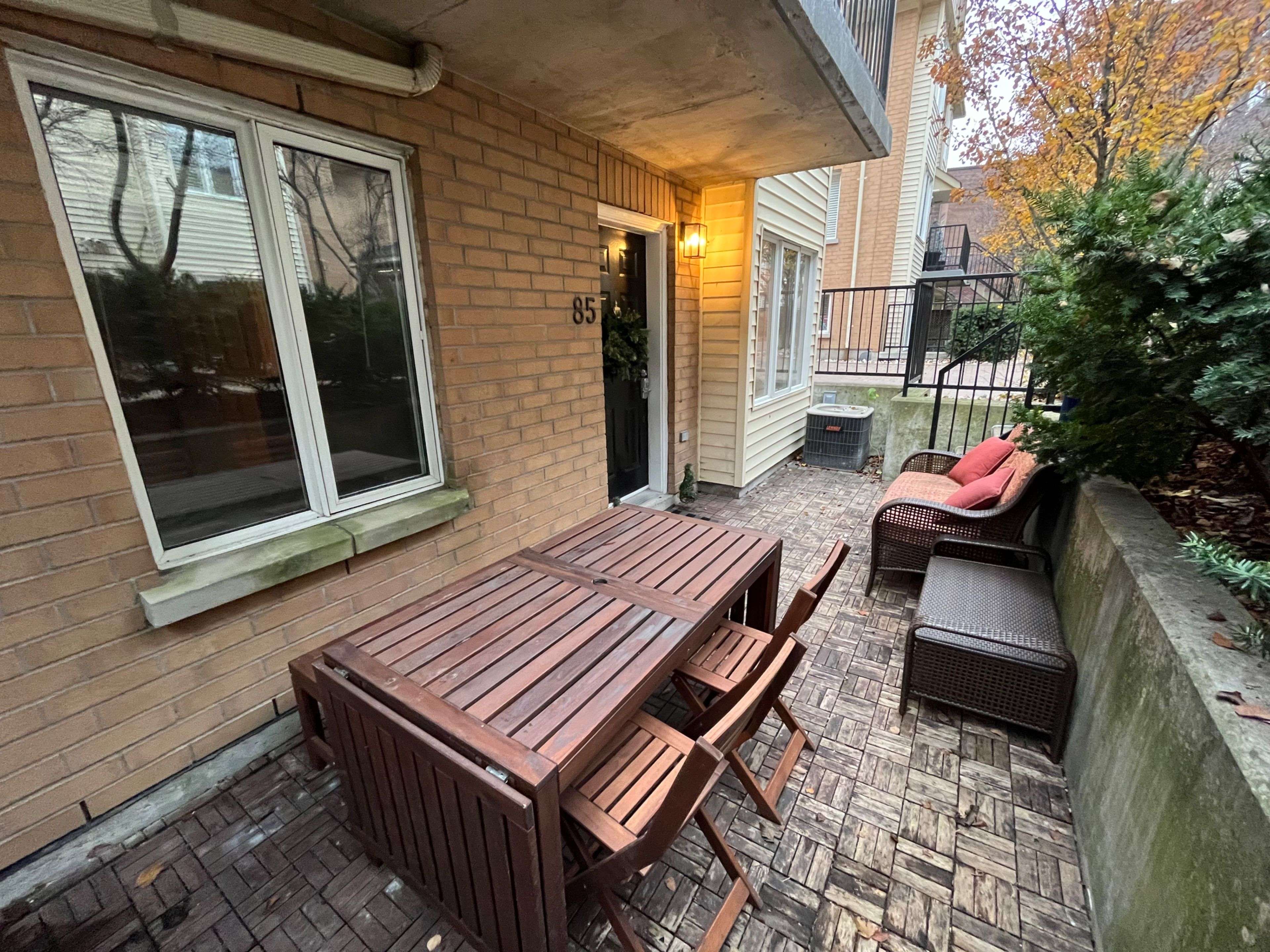 Toronto C01, ON M6J 3W5,208 Niagara ST #85