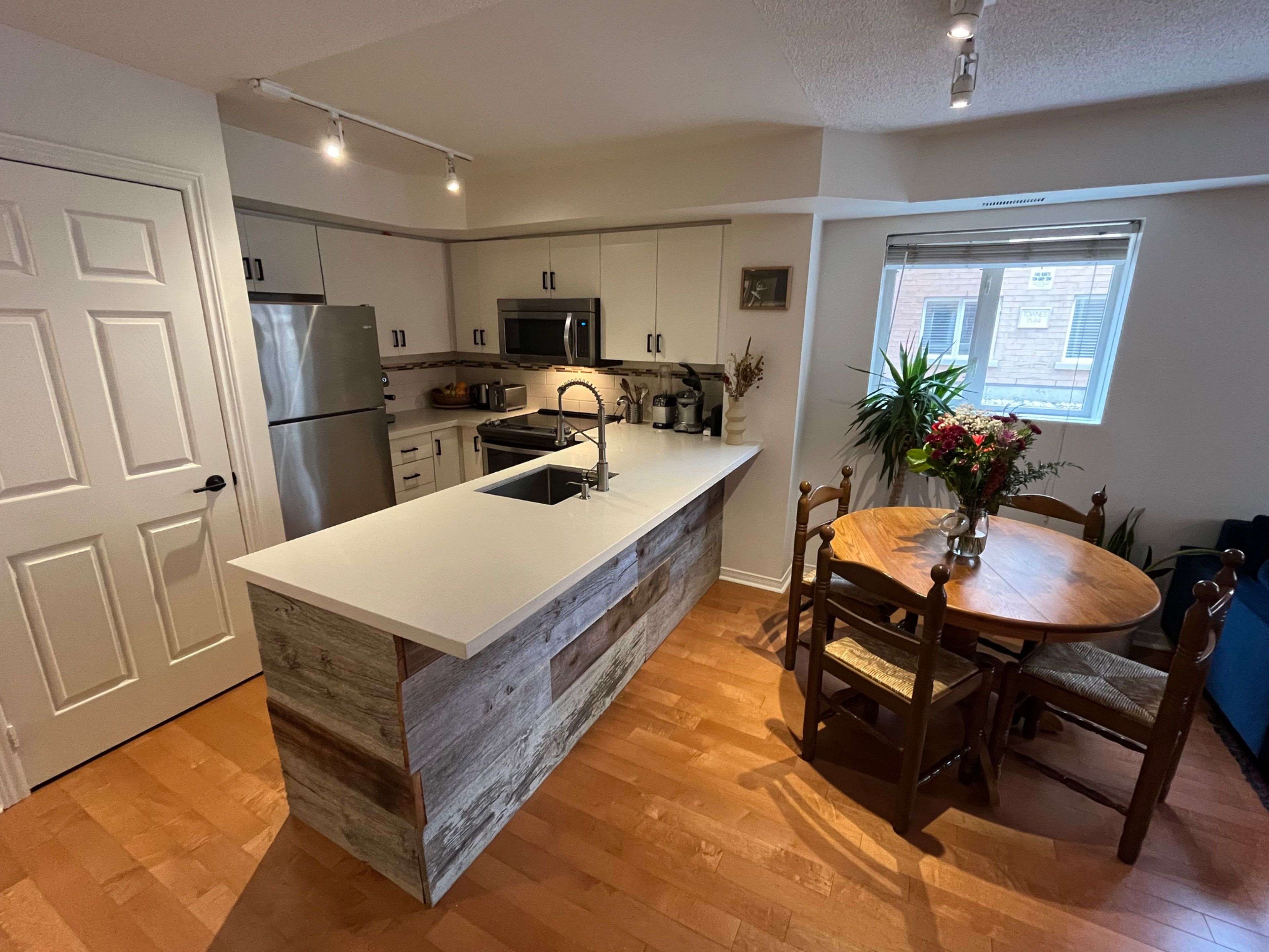 Toronto C01, ON M6J 3W5,208 Niagara ST #85