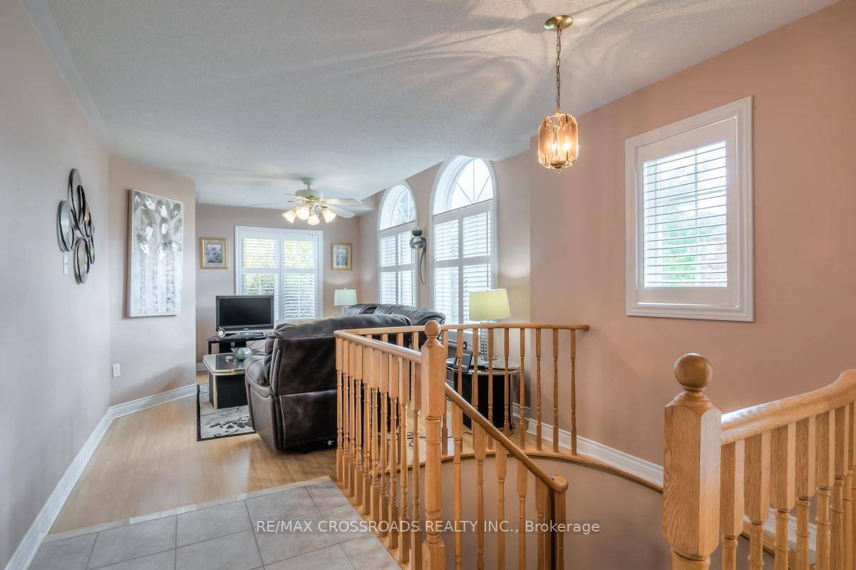 Whitby, ON L1R 3A9,26 Lurosa CRES