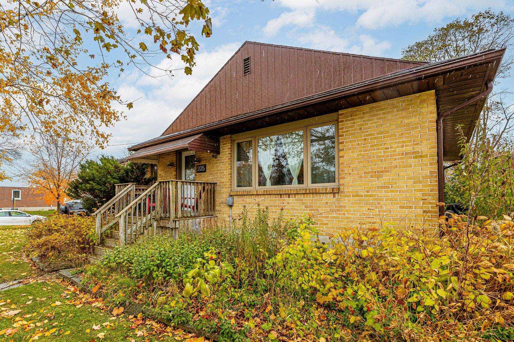 Barrie, ON L4M 3Z5,205 St Vincent ST