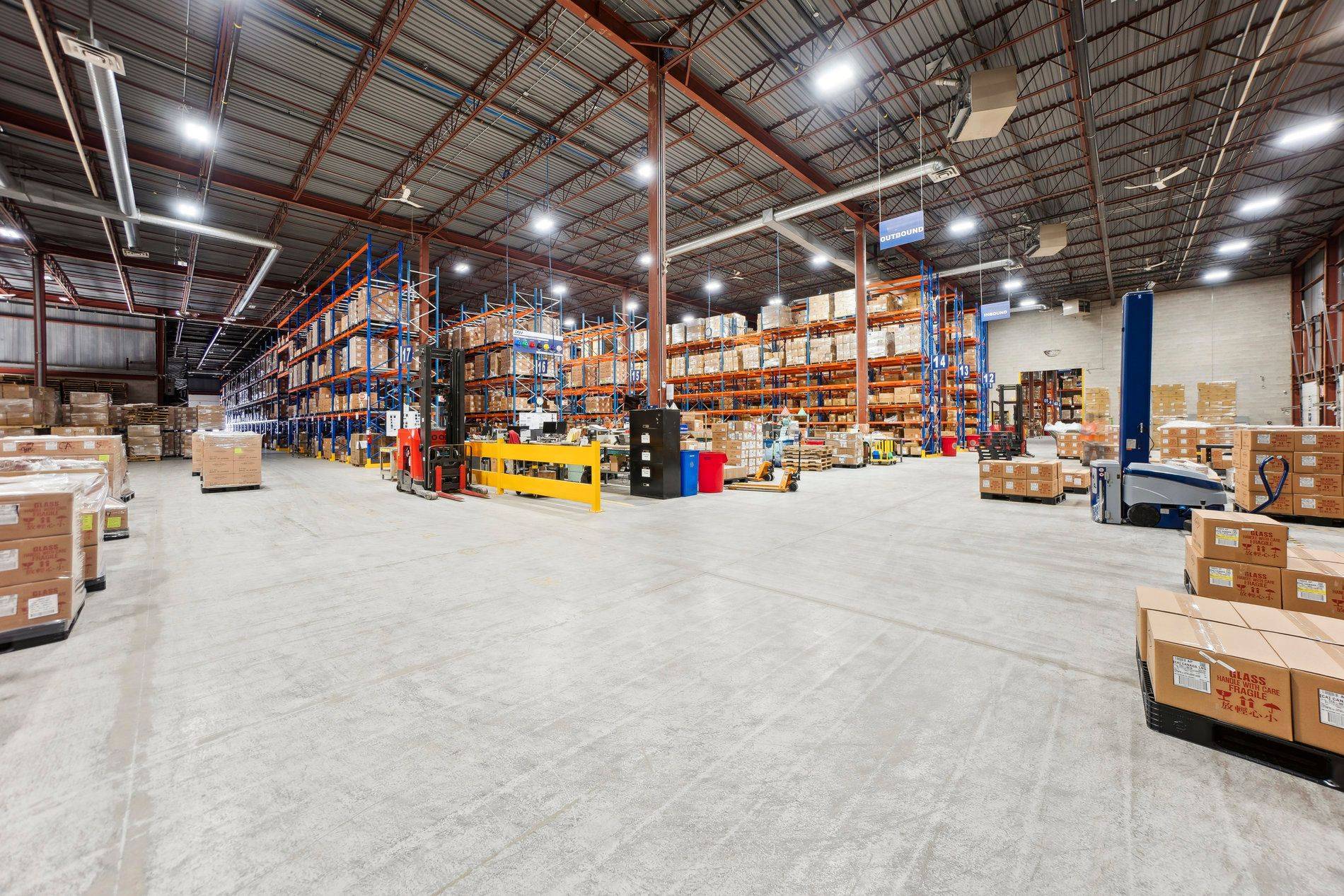 Mississauga, ON L5T 2T6,185 Courtneypark DR E #2