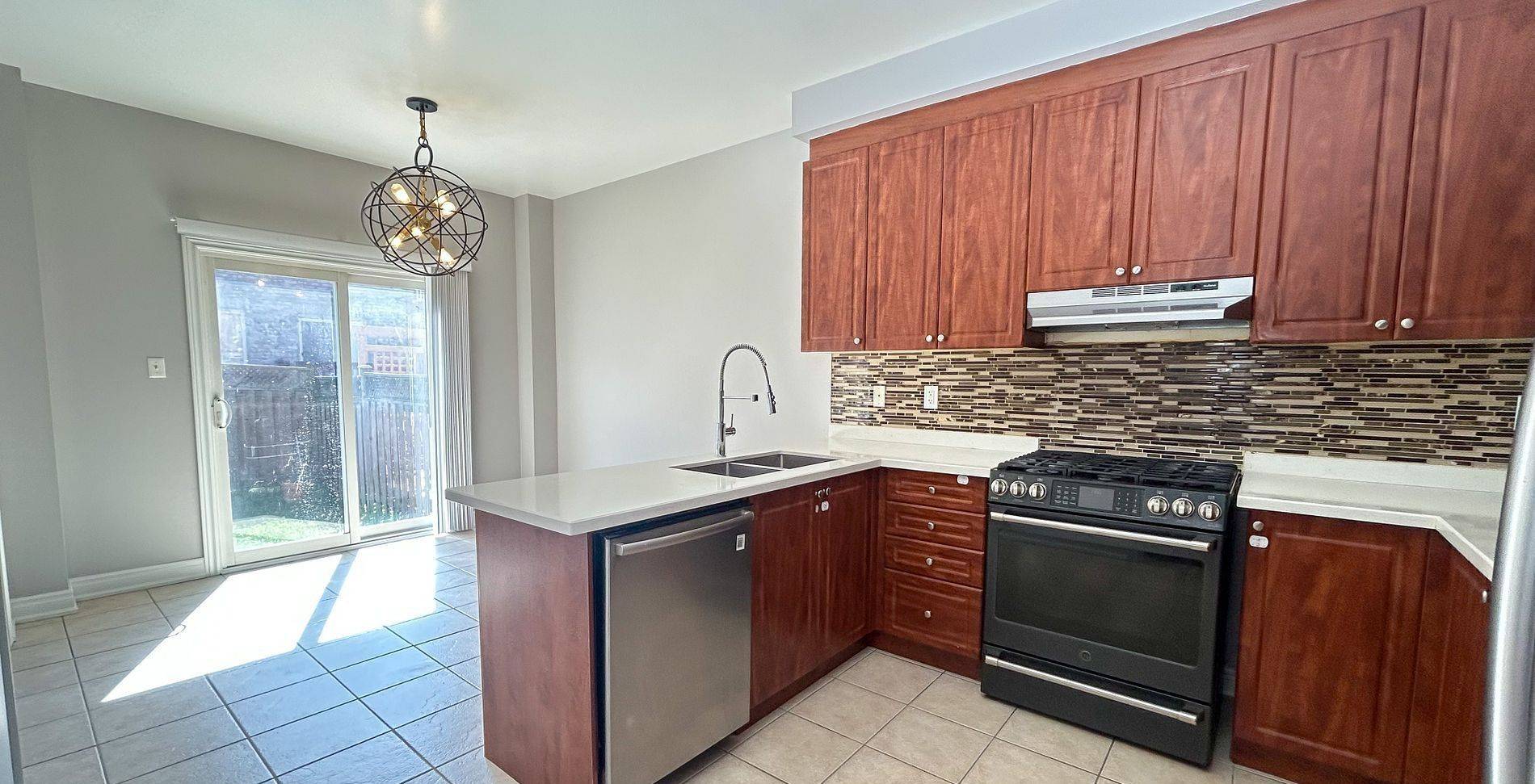 Brampton, ON L6Y 0K9,15 Krakow ST