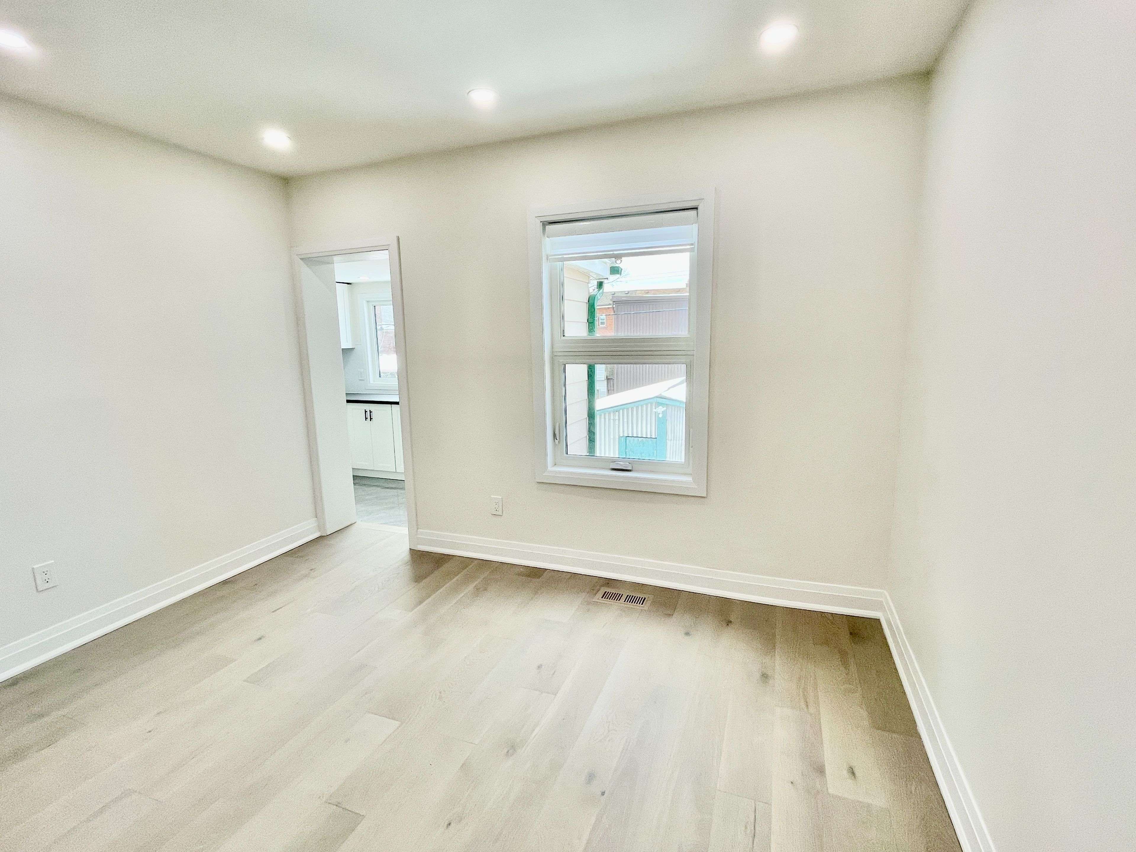 Toronto W03, ON M6E 3V4,20 St Clair GDNS #Upper