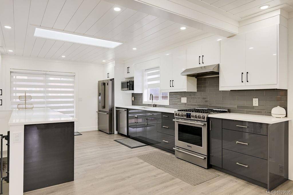 Victoria, BC V8R 4E4,2710 Victor St