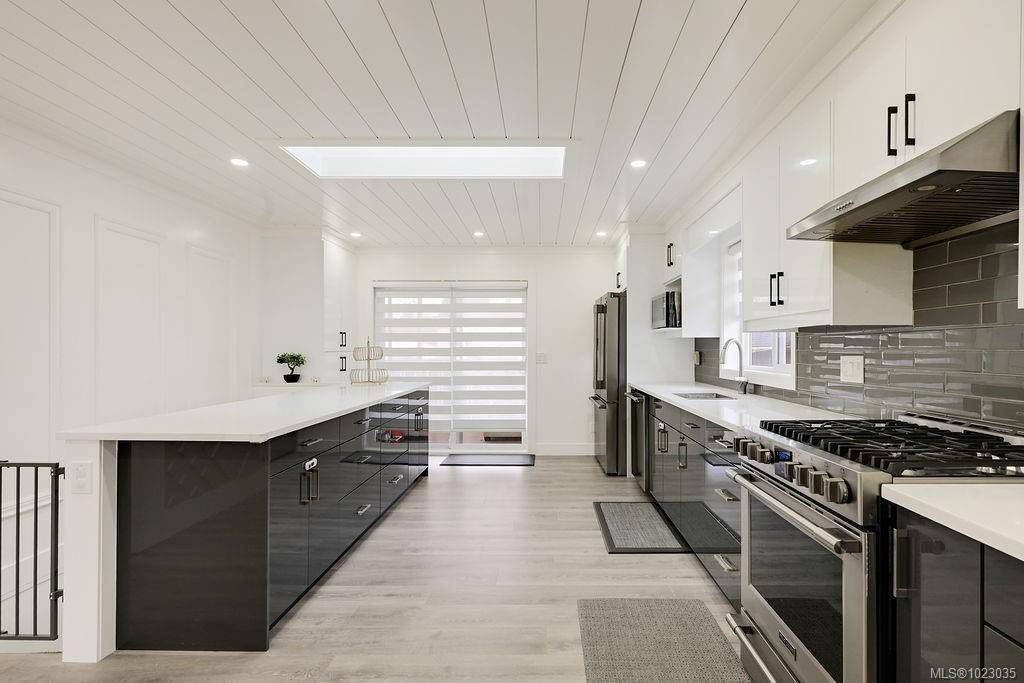 Victoria, BC V8R 4E4,2710 Victor St