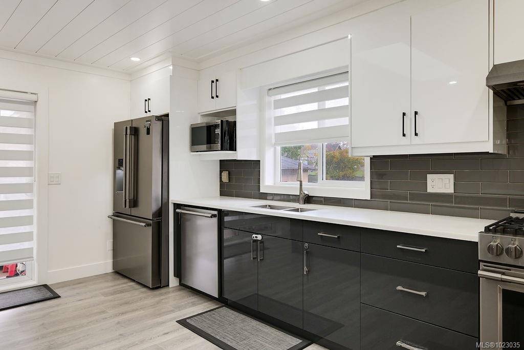 Victoria, BC V8R 4E4,2710 Victor St