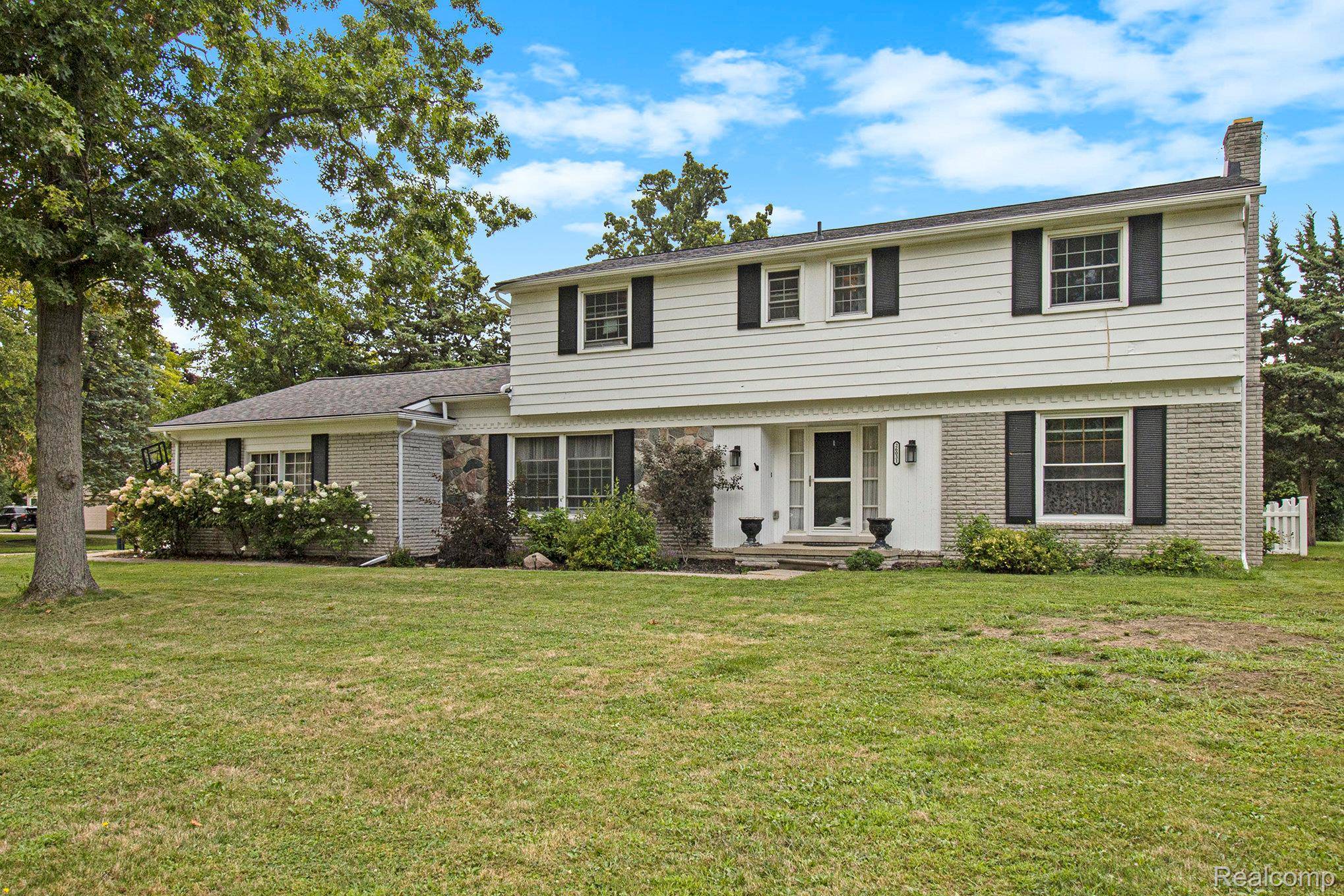 Grosse Ile, MI 48138,26031 Hidden LN