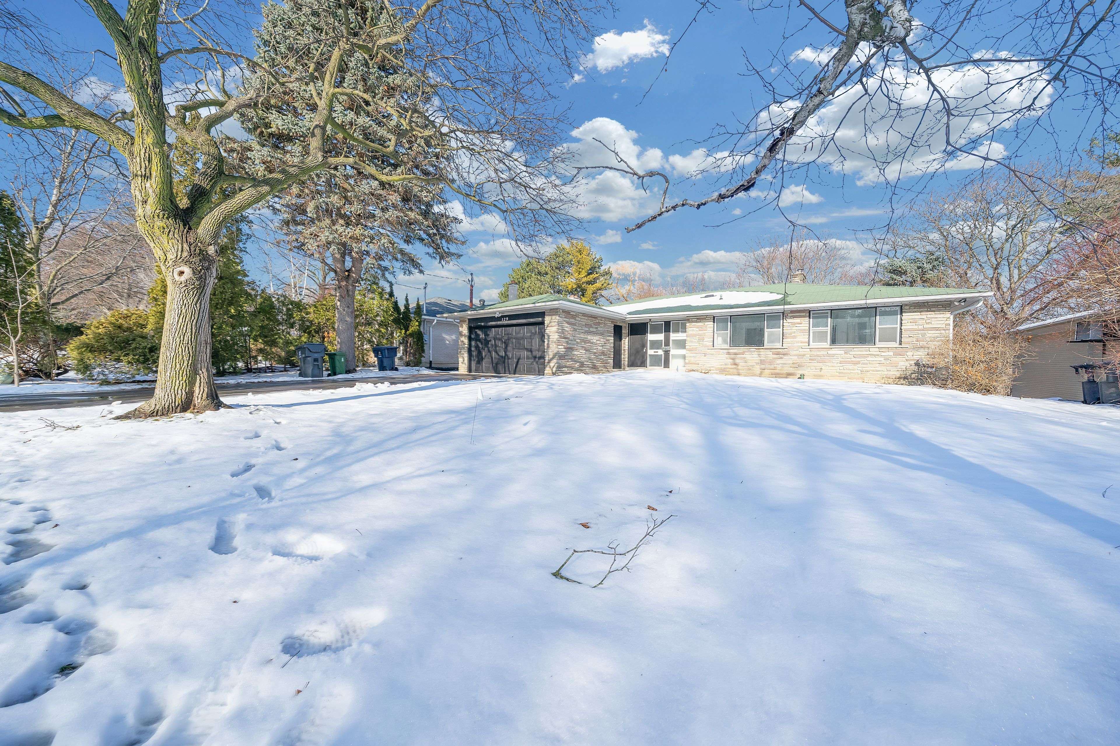 Toronto C15, ON M2K 1N6,129 Burbank DR #Main Floor