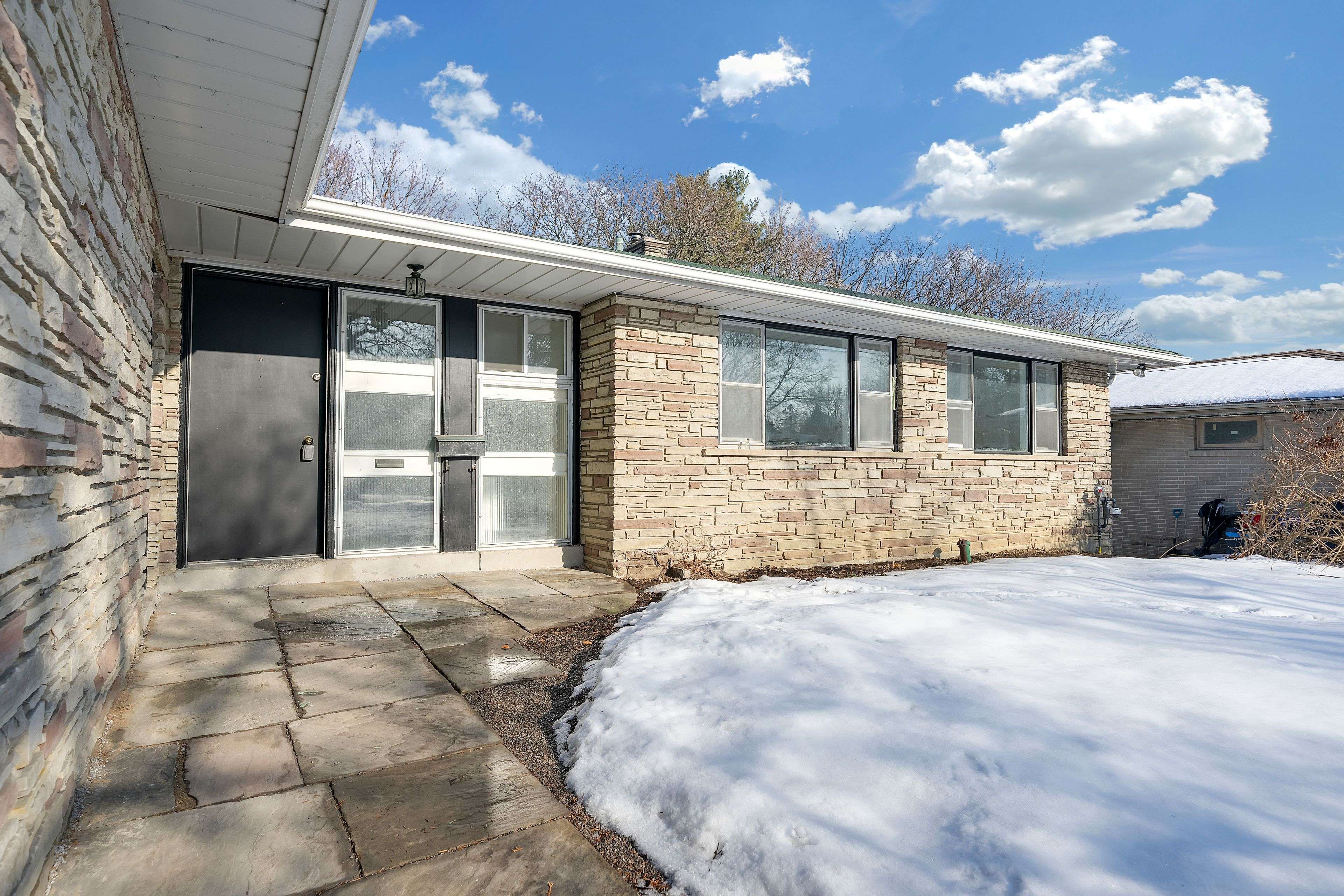 Toronto C15, ON M2K 1N6,129 Burbank DR #Main Floor