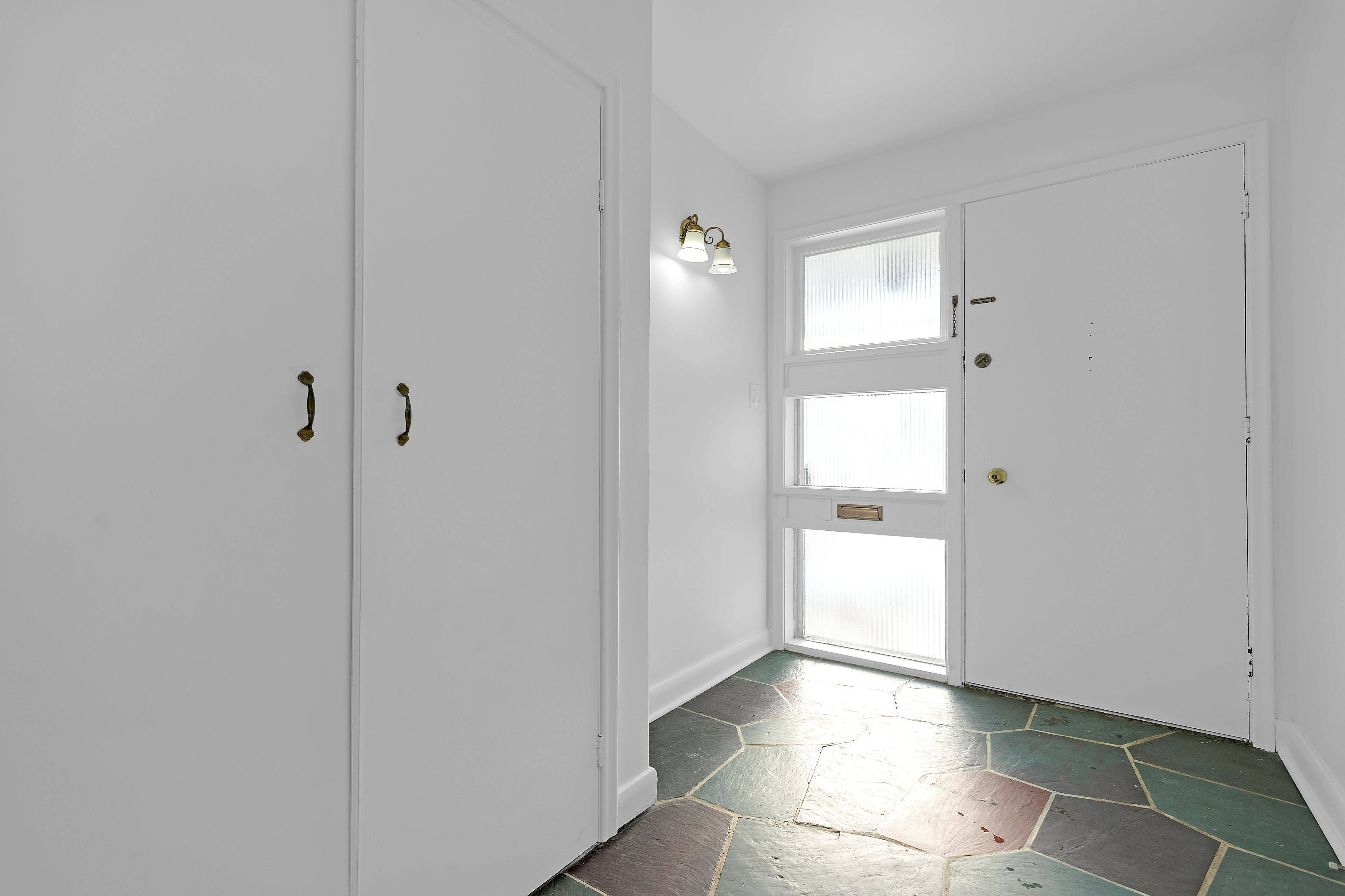 Toronto C15, ON M2K 1N6,129 Burbank DR #Main Floor