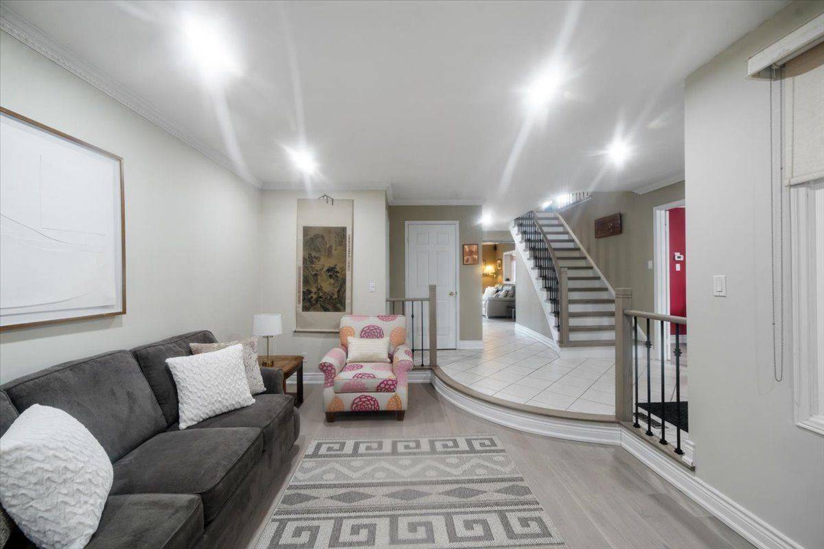 Toronto E11, ON M1B 4X5,38 Carlisle CRES