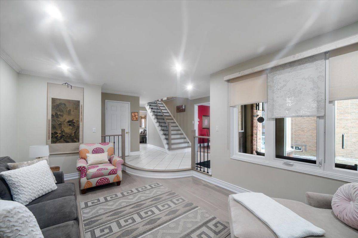 Toronto E11, ON M1B 4X5,38 Carlisle CRES