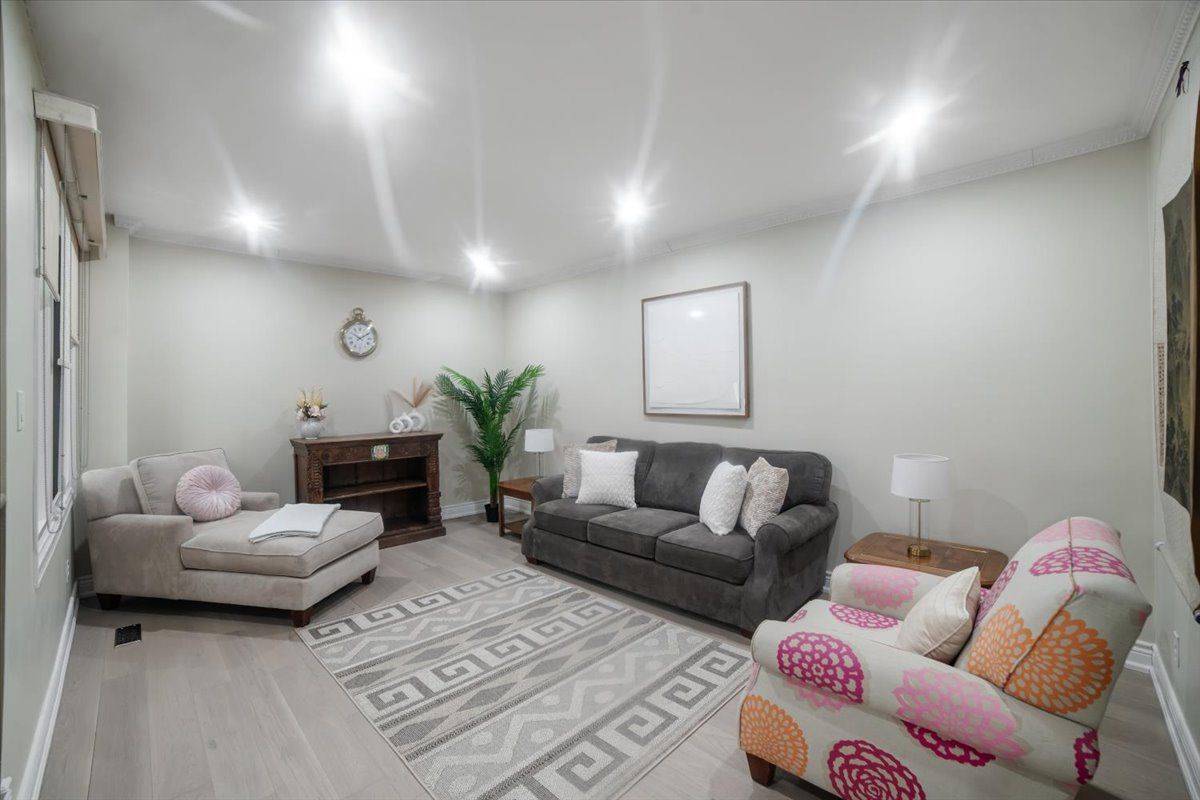 Toronto E11, ON M1B 4X5,38 Carlisle CRES