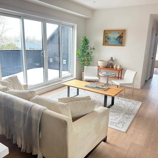 Collingwood, ON L9Y 2X6,32 Oak ST #301