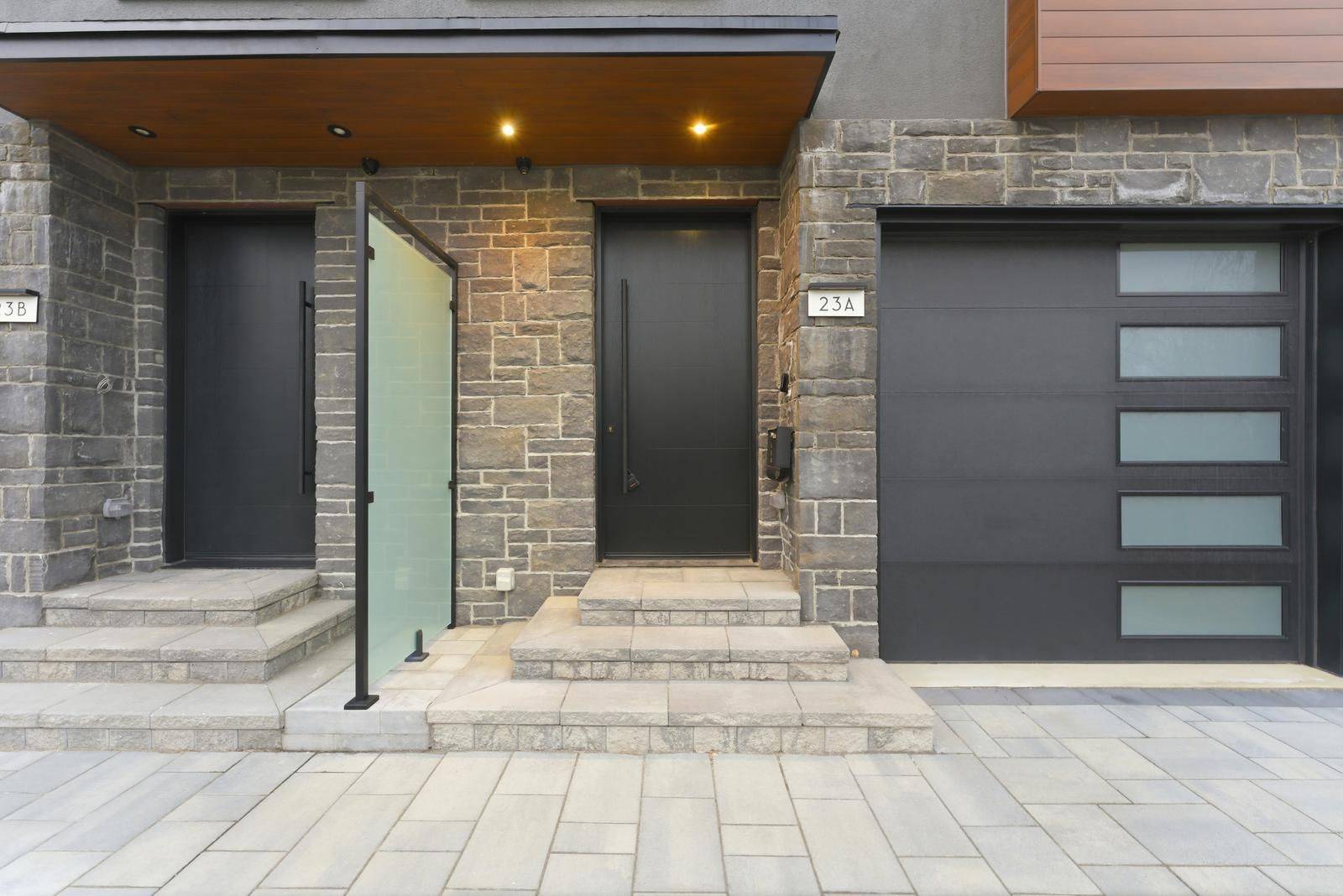 Mississauga, ON L5H 2S1,23A Maple AVE N