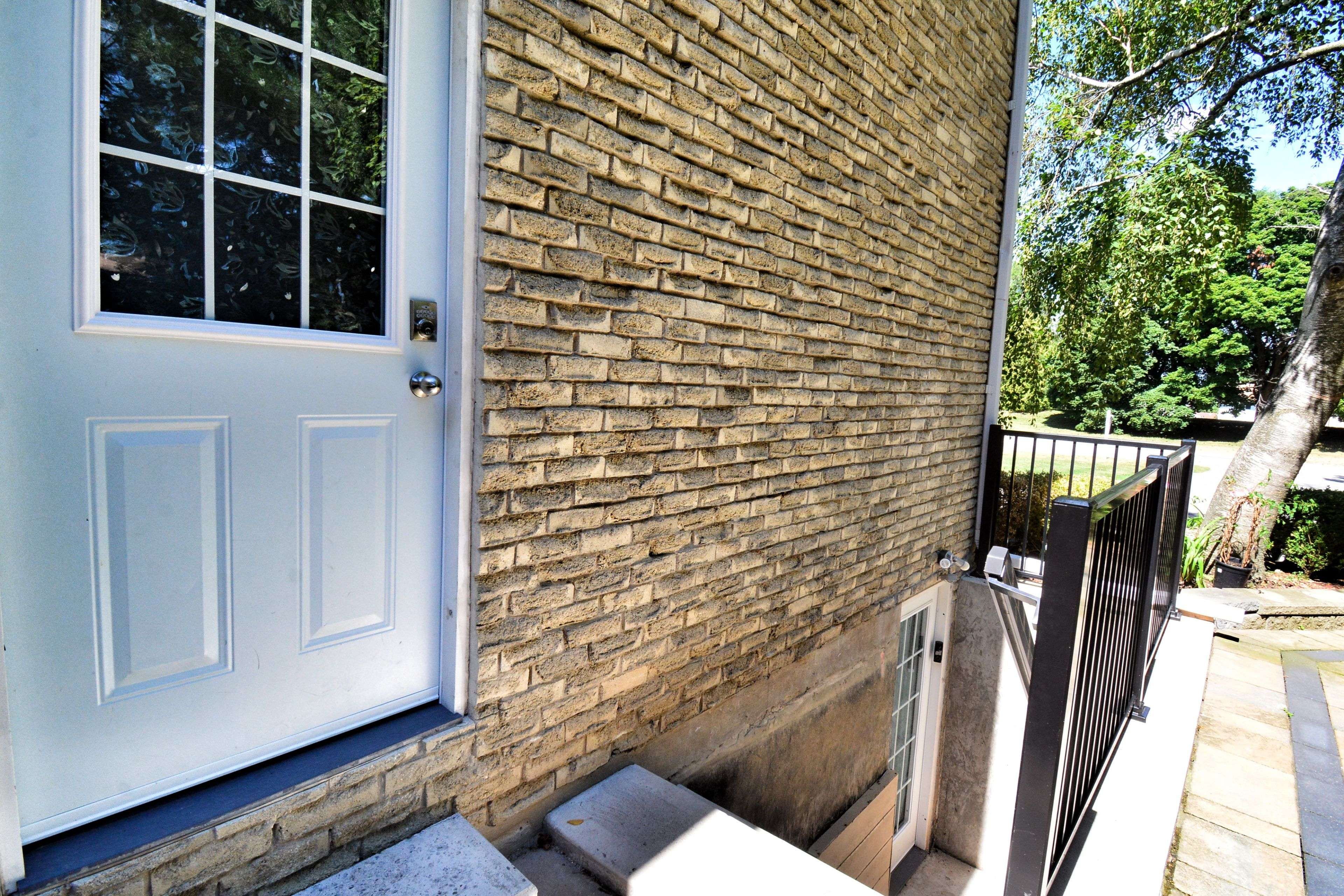 Brampton, ON L6S 2P4,17 Crescent Hill DR