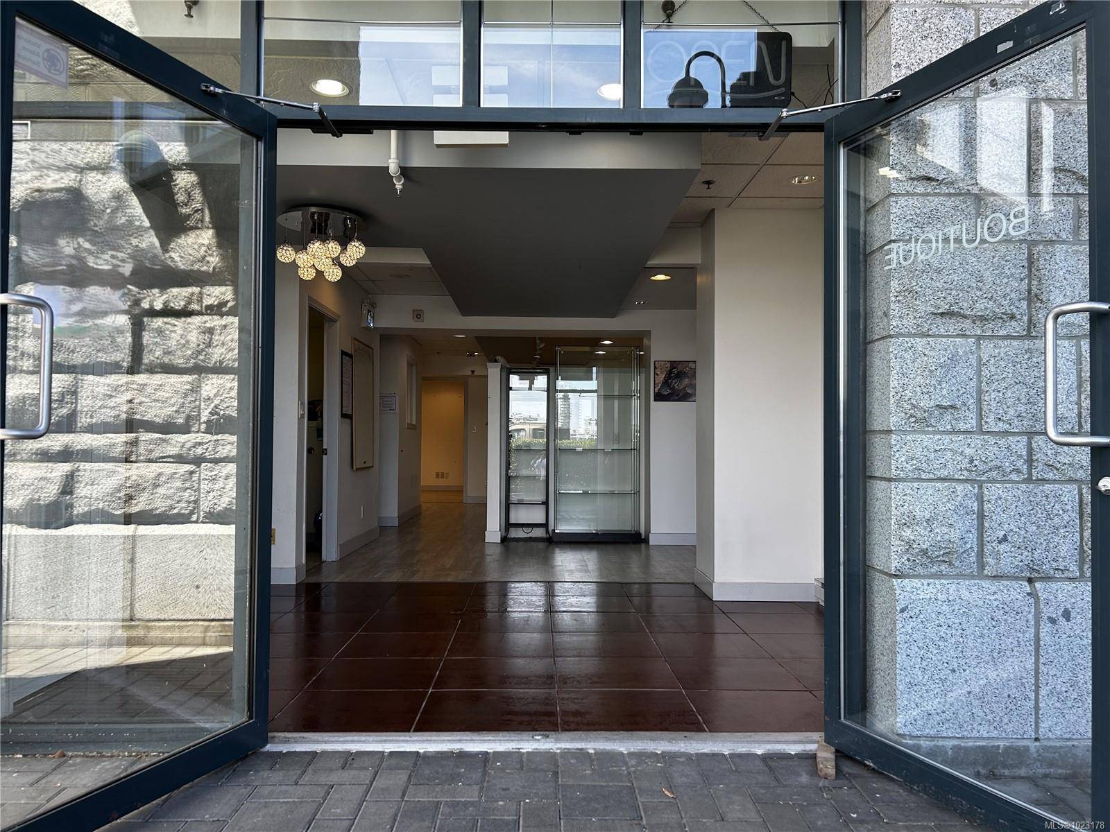 Victoria, BC V8V 5A6,19 Dallas Rd #102