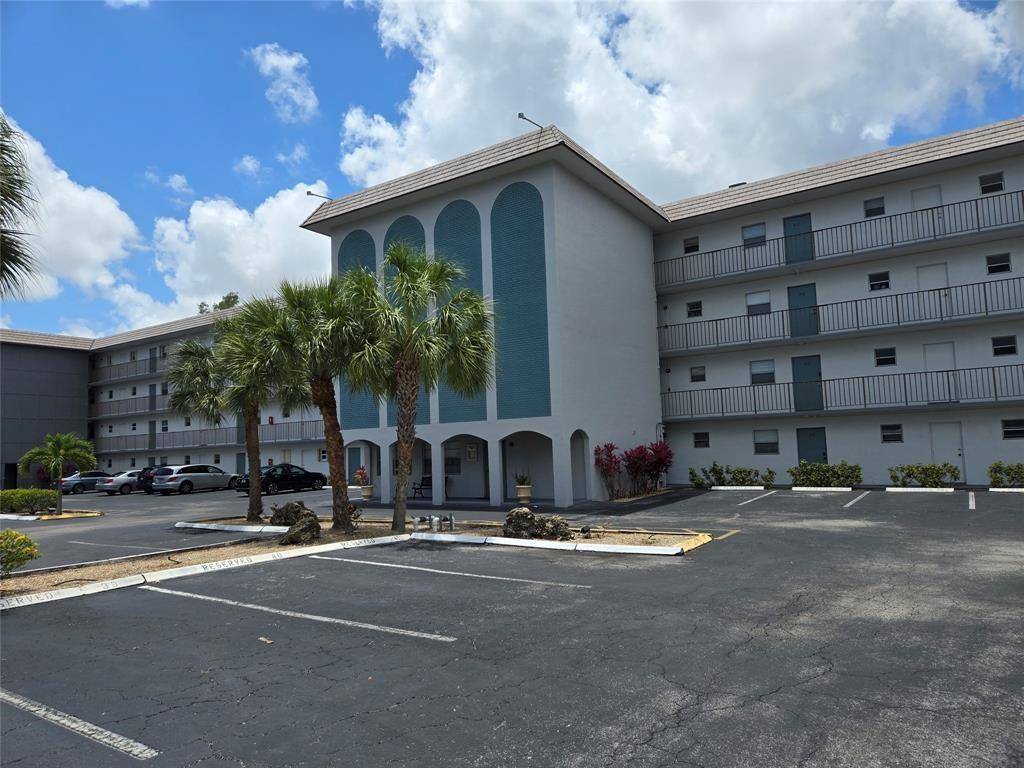 Deerfield Beach, FL 33064,4311 Crystal Lake Dr #213