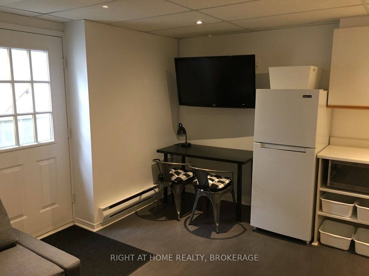 Oakville, ON L6J 3G6,164 Trafalgar RD