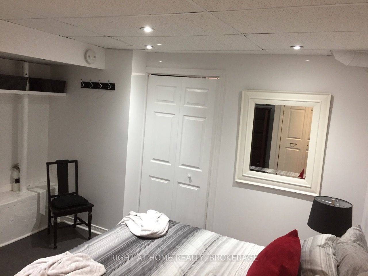 Oakville, ON L6J 3G6,164 Trafalgar RD