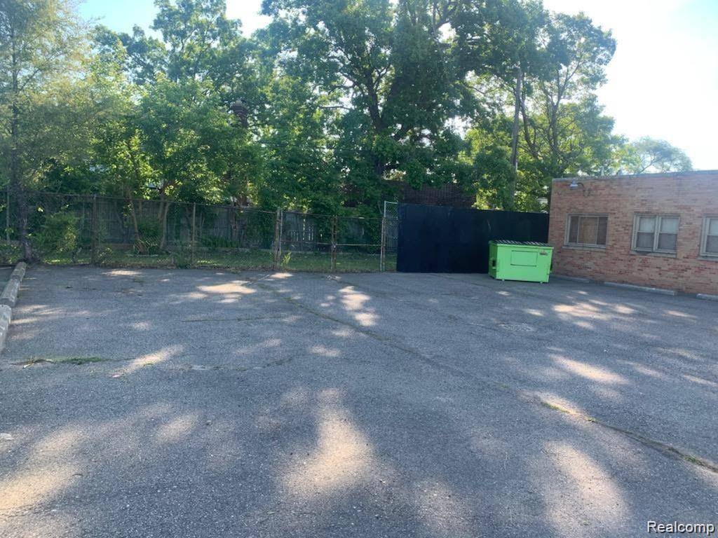 Detroit, MI 48221,16210 James Couzens FWY