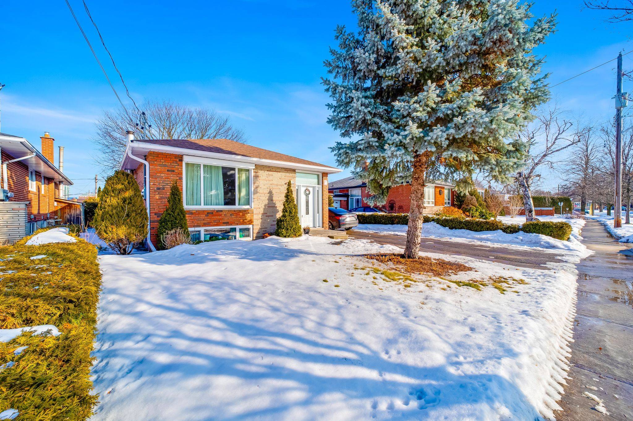 Toronto E09, ON M1P 4J6,42 Aspendale DR