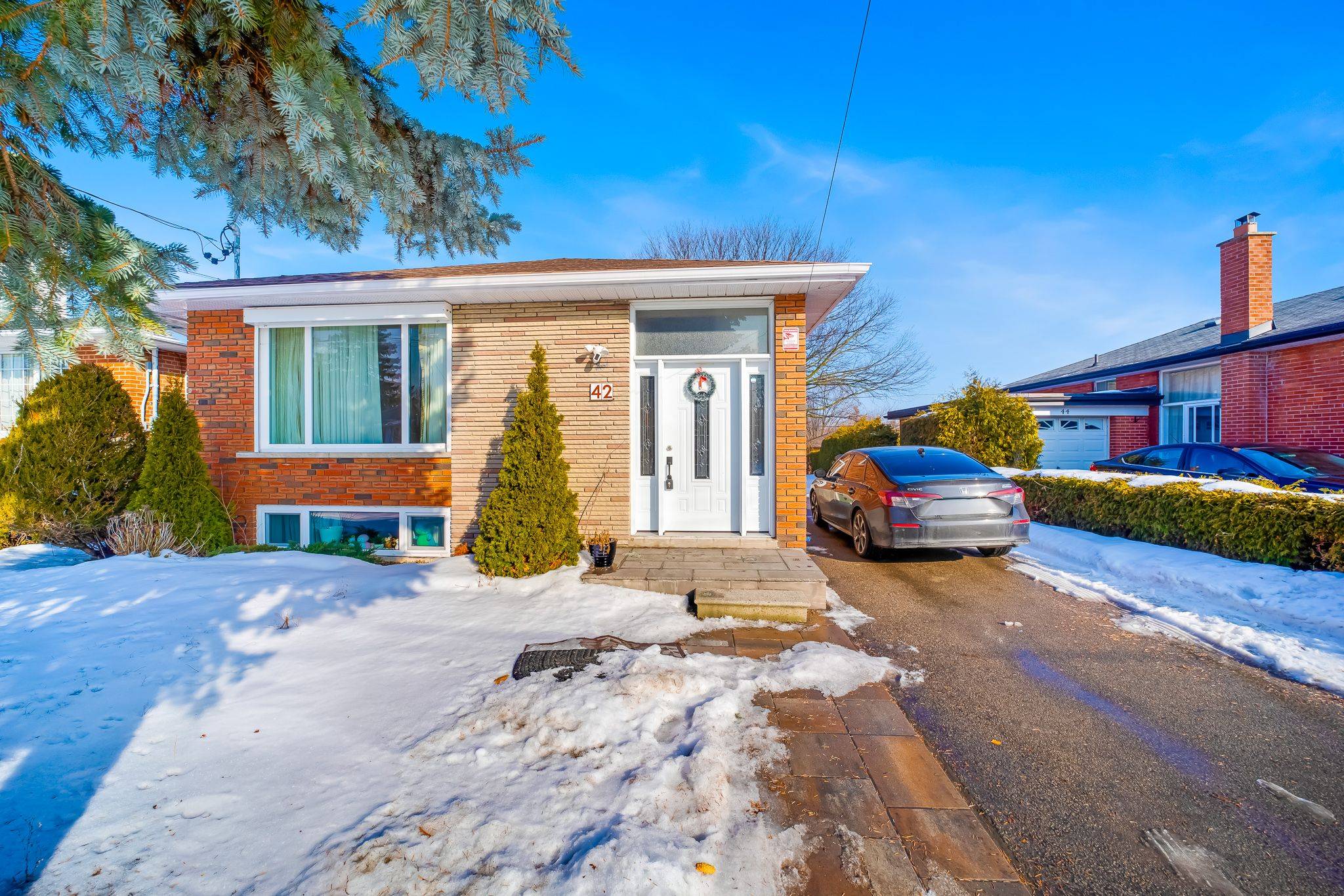 Toronto E09, ON M1P 4J6,42 Aspendale DR