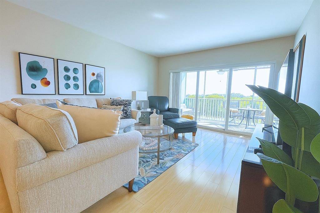 Pompano Beach, FL 33069,3000 N Palm Aire Dr #404