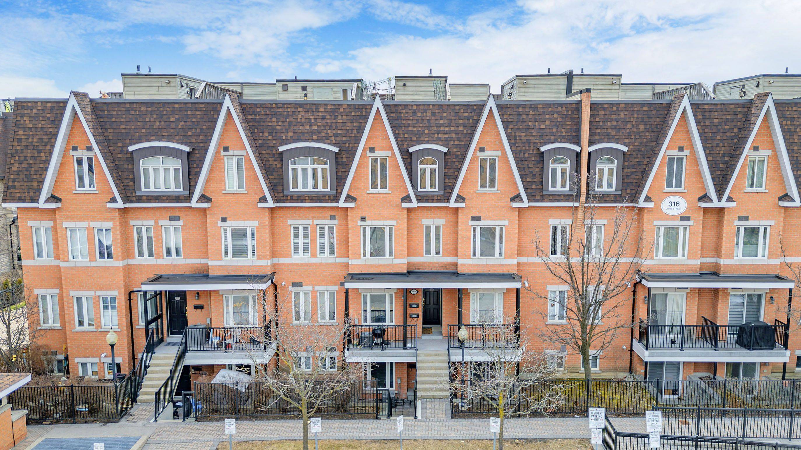 Markham, ON L3T 0A7,316 John ST #118