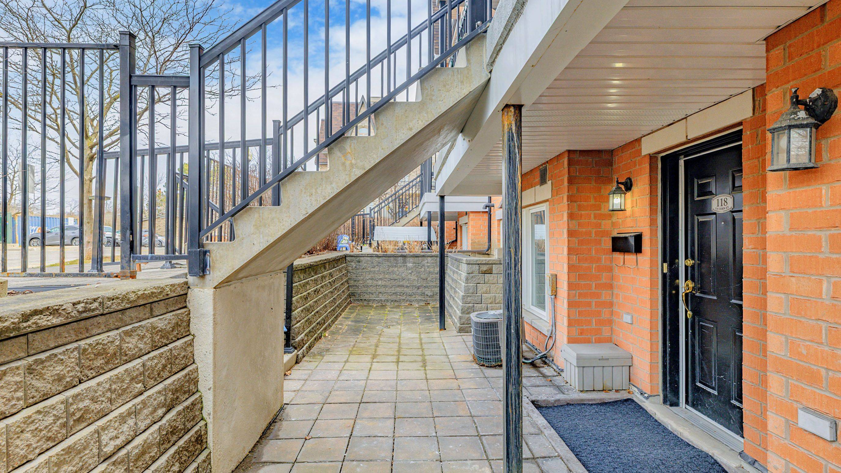 Markham, ON L3T 0A7,316 John ST #118