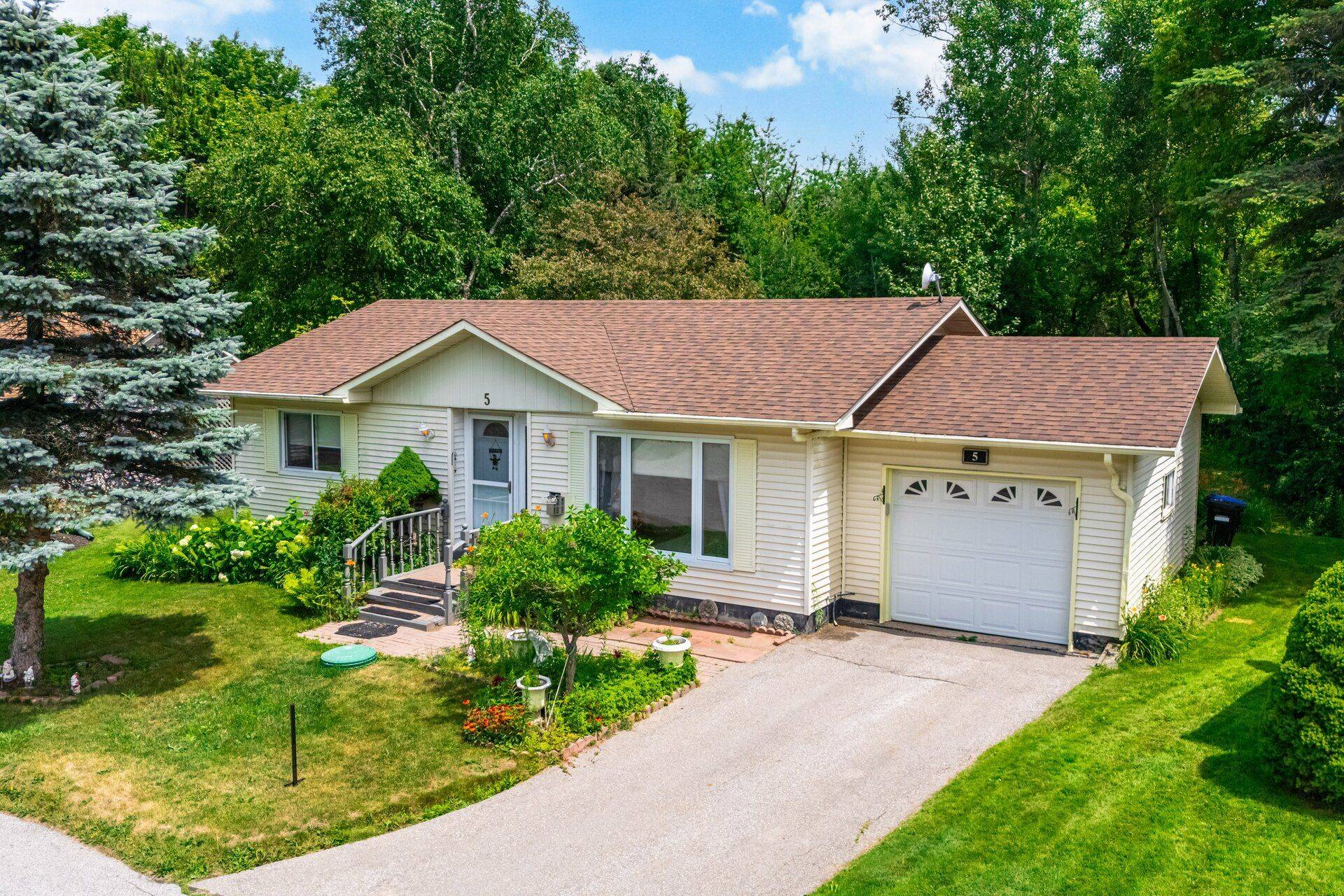 New Tecumseth, ON L0G 1W0,5 Pineview CT