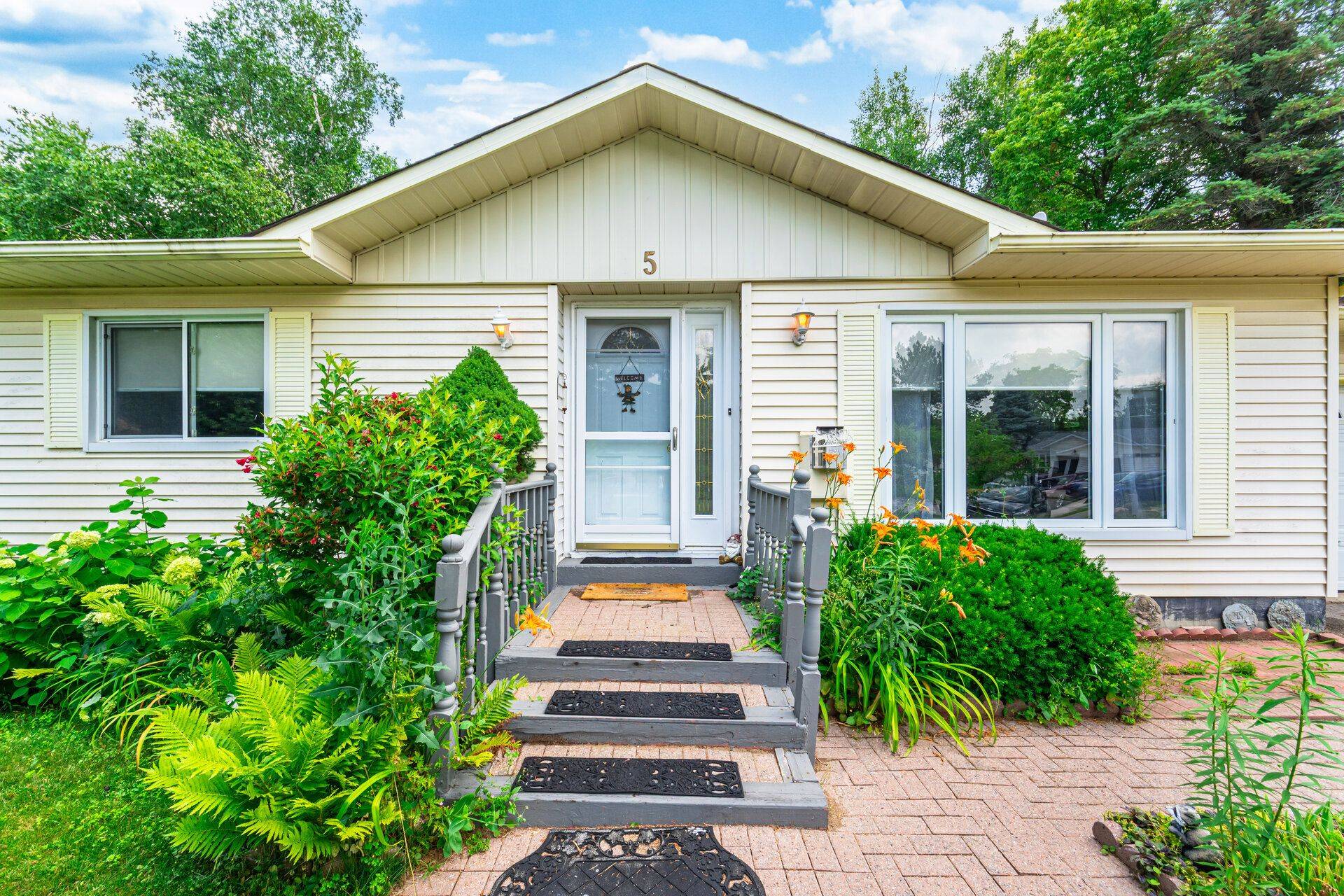 New Tecumseth, ON L0G 1W0,5 Pineview CT