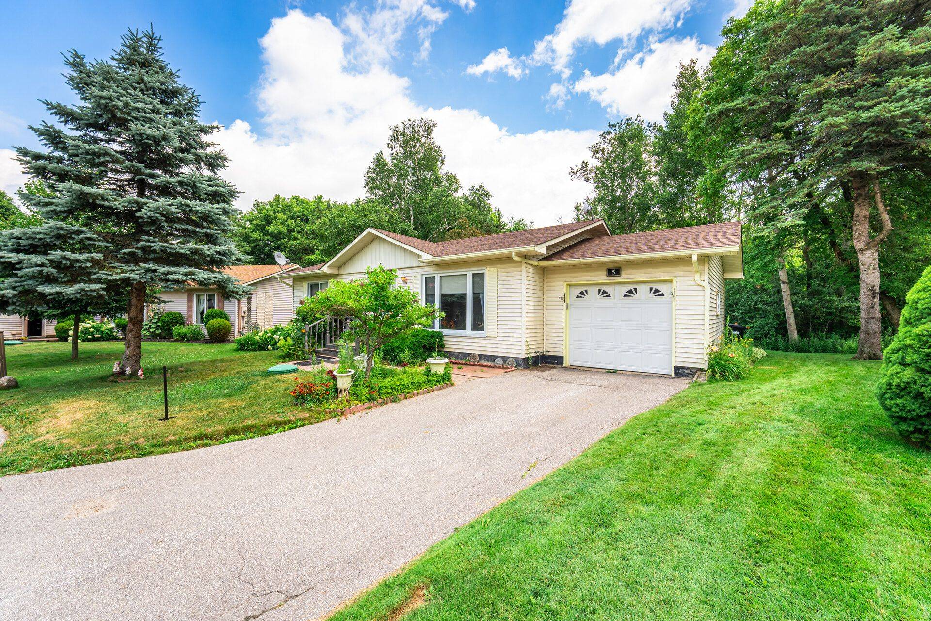 New Tecumseth, ON L0G 1W0,5 Pineview CT