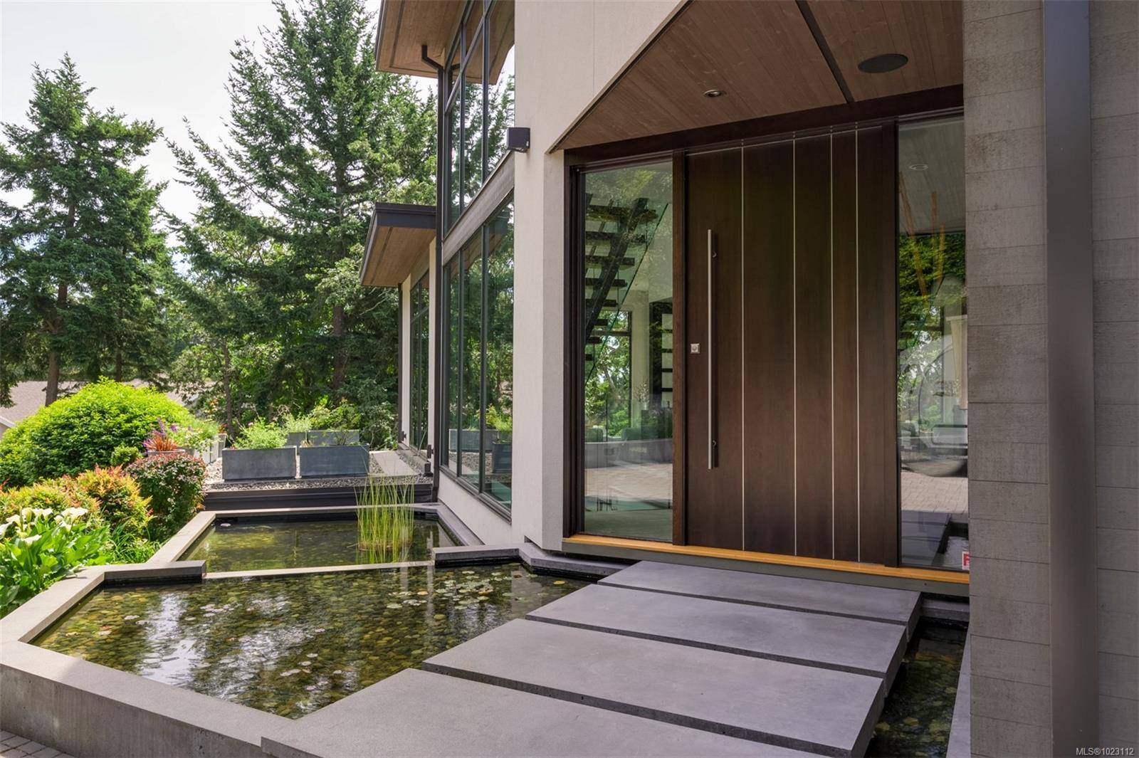 Saanich, BC V8N 6B3,3724 Arbutus Ridge