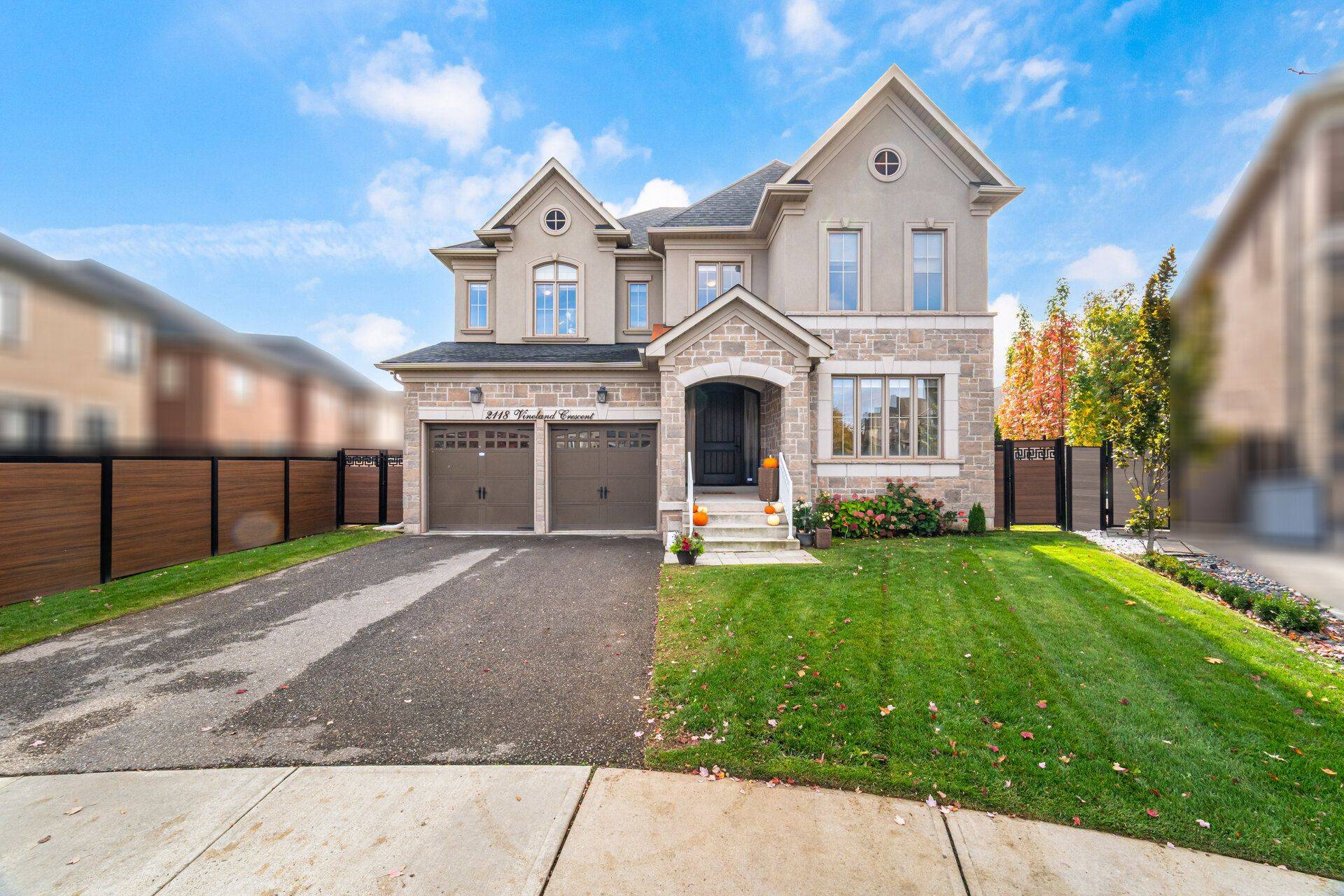 Oakville, ON L6H 0J6,2118 Vineland CRES