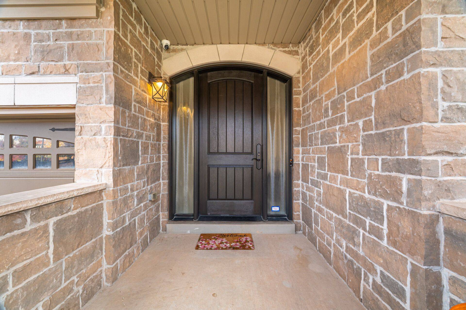 Oakville, ON L6H 0J6,2118 Vineland CRES