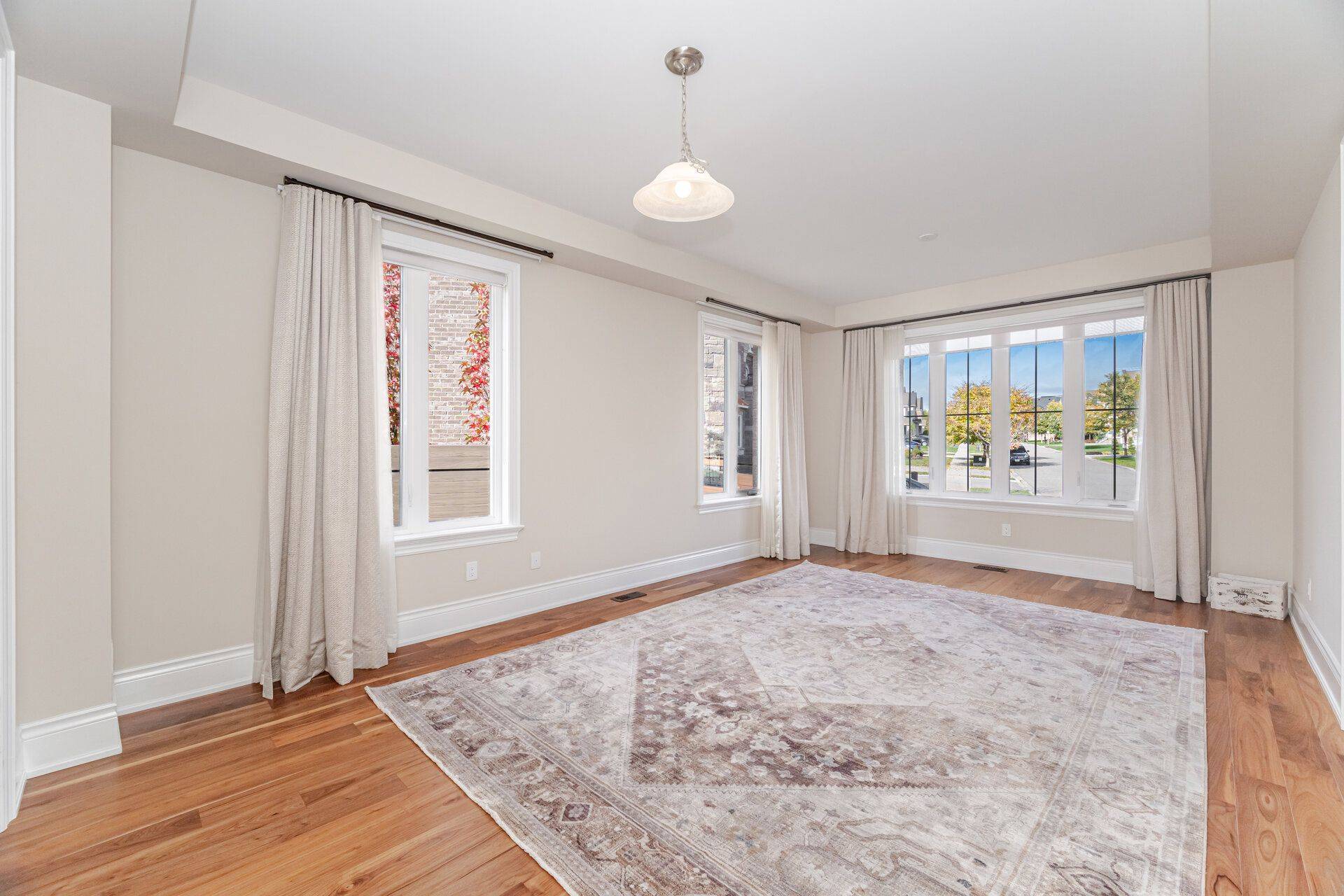 Oakville, ON L6H 0J6,2118 Vineland CRES