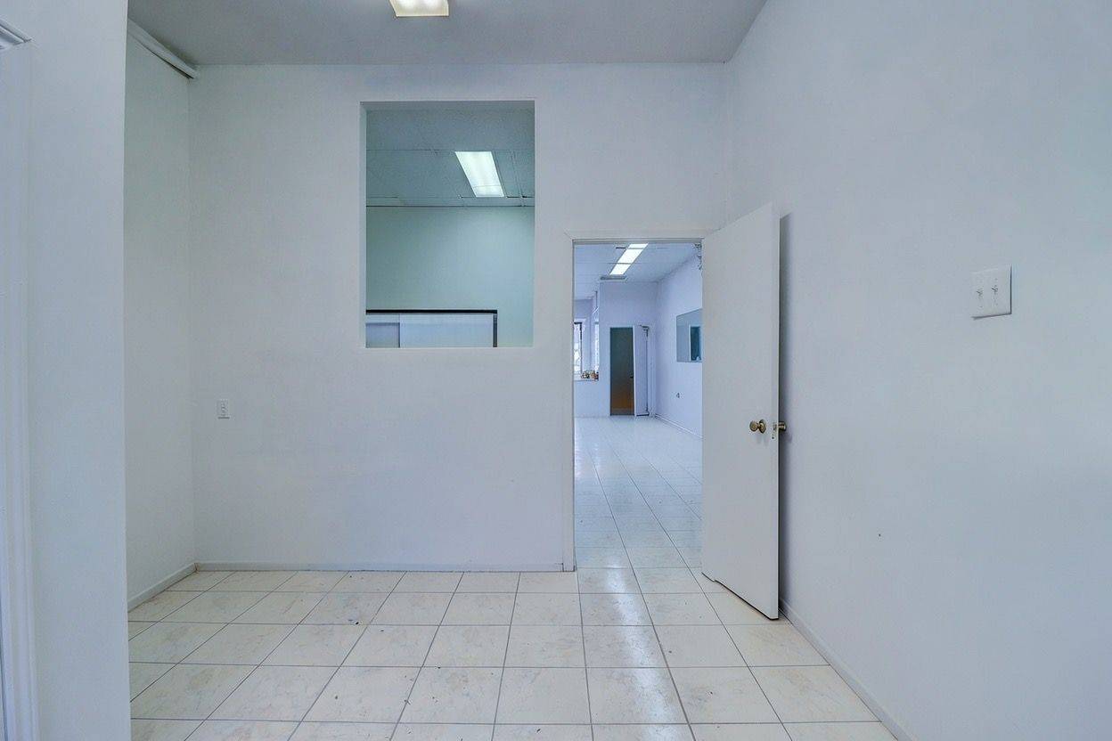 Toronto E03, ON M4B 1N4,2877 St Clair AVE E