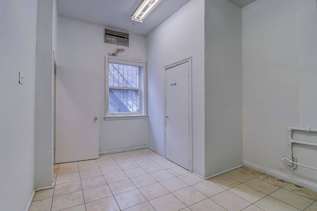 Toronto E03, ON M4B 1N4,2877 St Clair AVE E