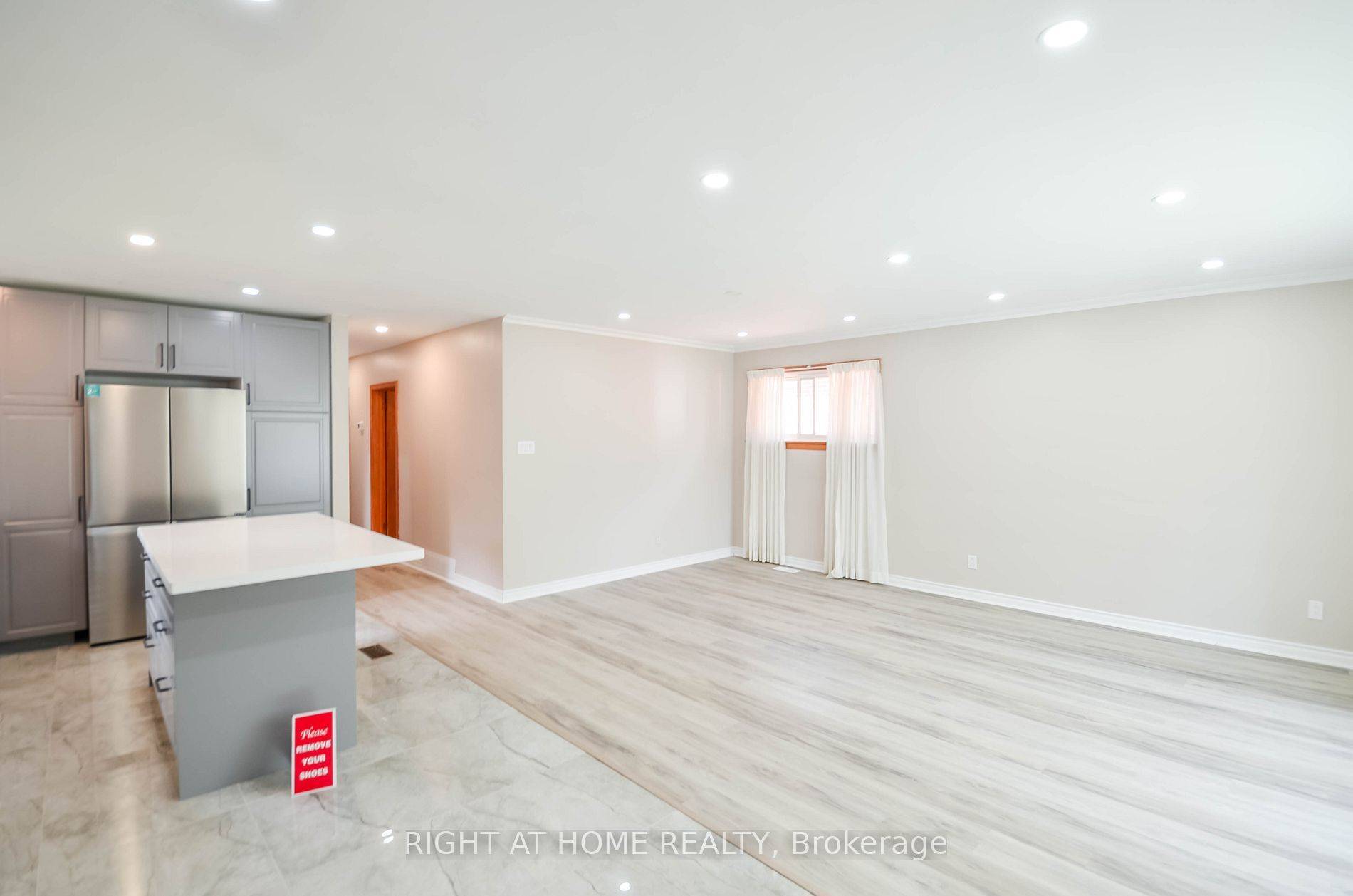 Toronto E05, ON M1T 2E4,10 Amulet ST