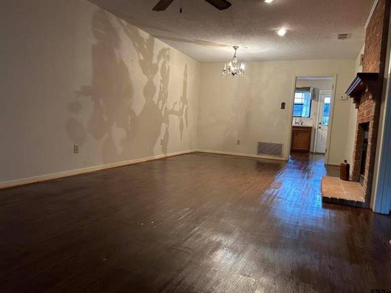 Mineola, TX 75773,1015 E Broad #3