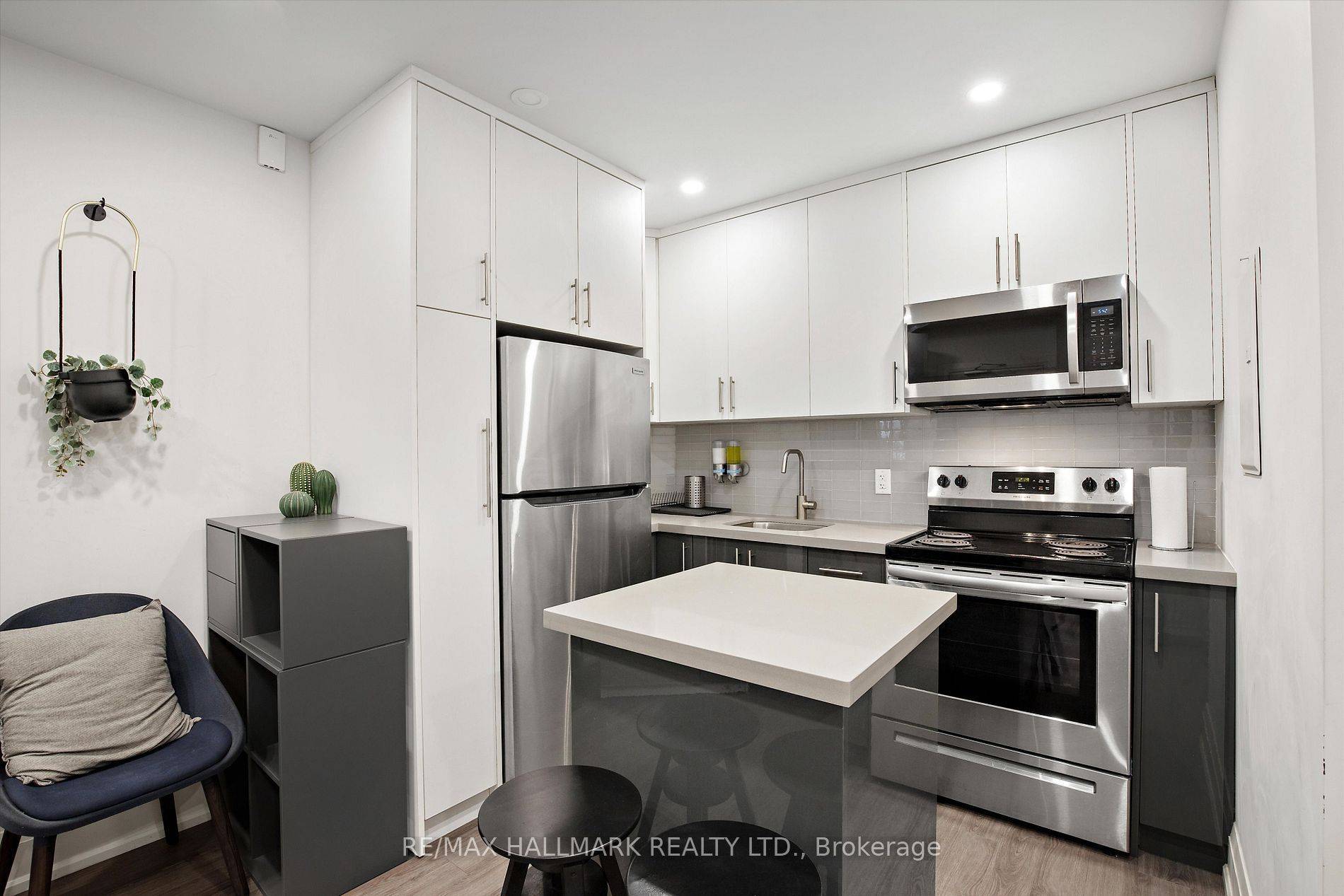 Toronto C02, ON M6C 1A3,595 St Clair AVE W #8