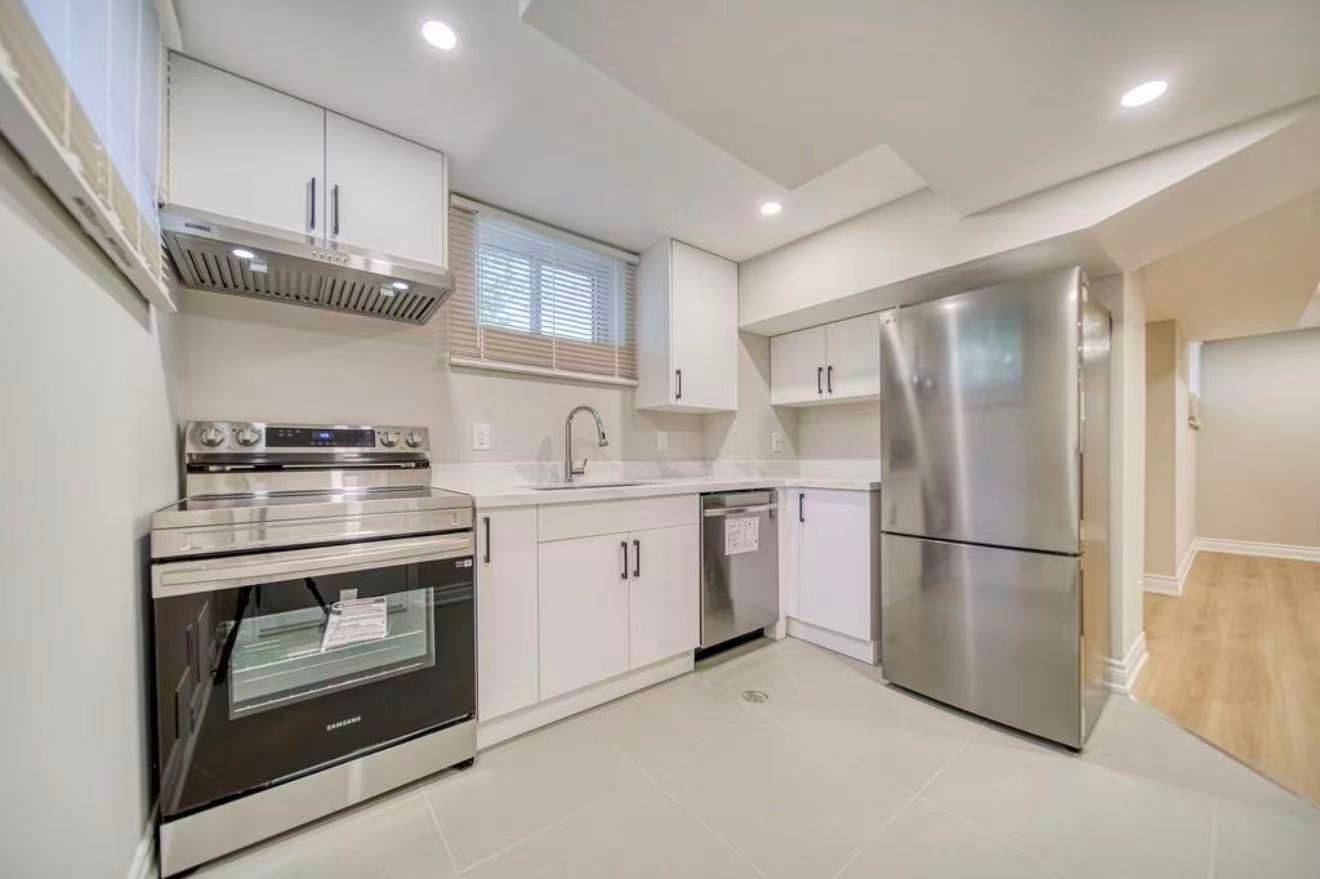 Richmond Hill, ON L4C 4L5,82 Oxford ST #Basement