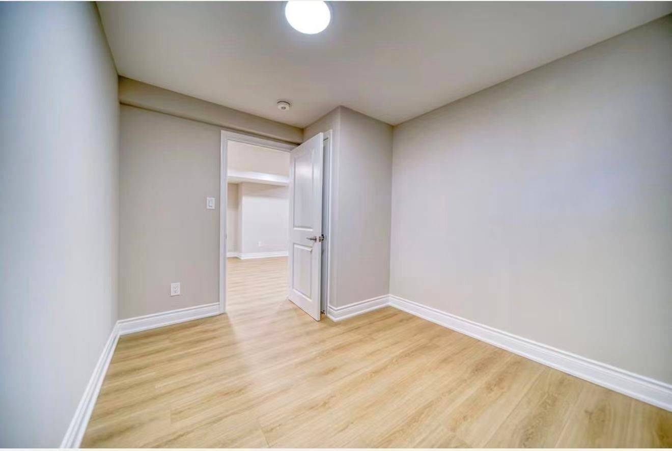 Richmond Hill, ON L4C 4L5,82 Oxford ST #Basement