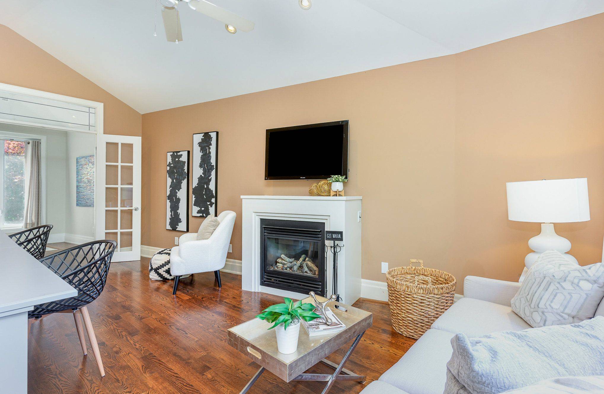 Toronto W07, ON M8Y 3Z4,7 Tizzard AVE