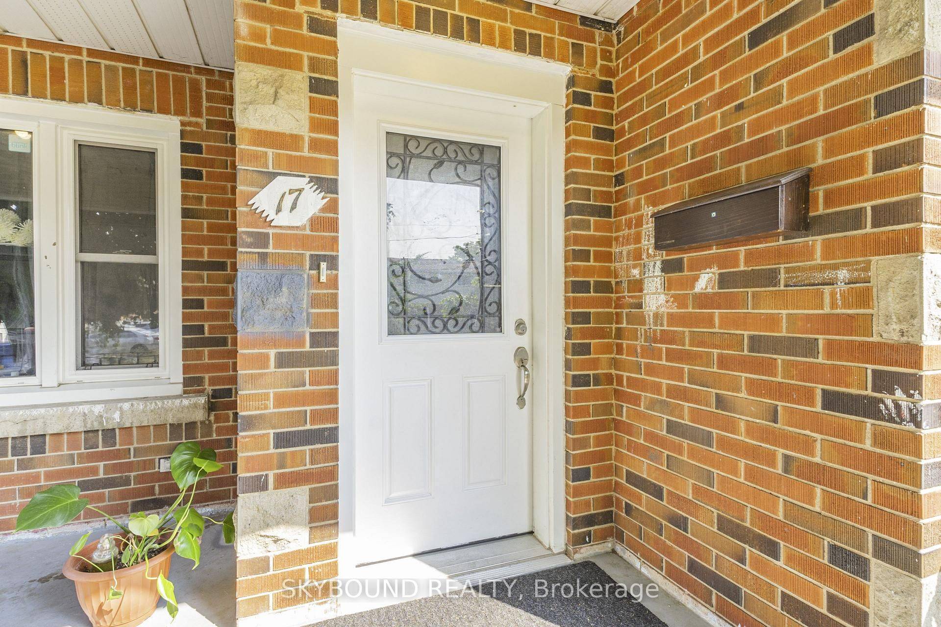 Brantford, ON N3R 1Z9,17 Henry ST