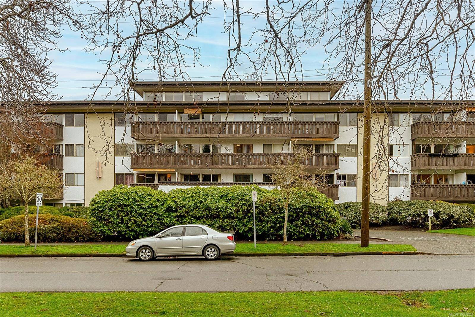 Victoria, BC V8V 2Y5,964 Heywood Ave #118