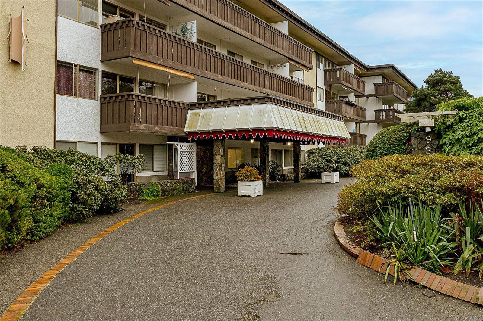 Victoria, BC V8V 2Y5,964 Heywood Ave #118