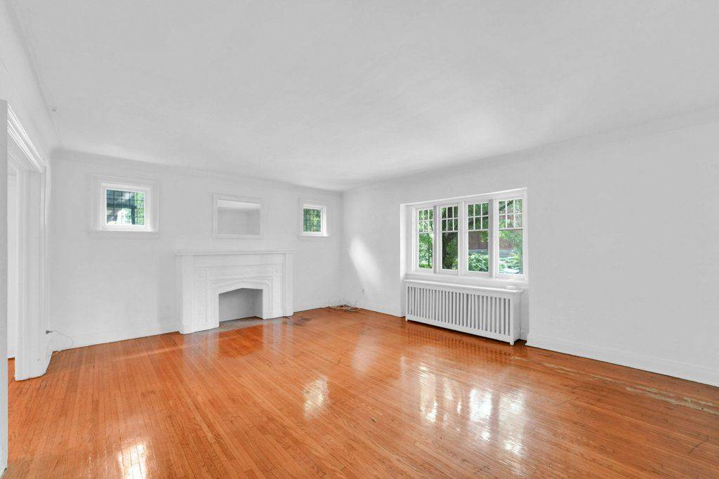 Toronto C02, ON M4V 1B4,390 Davenport RD